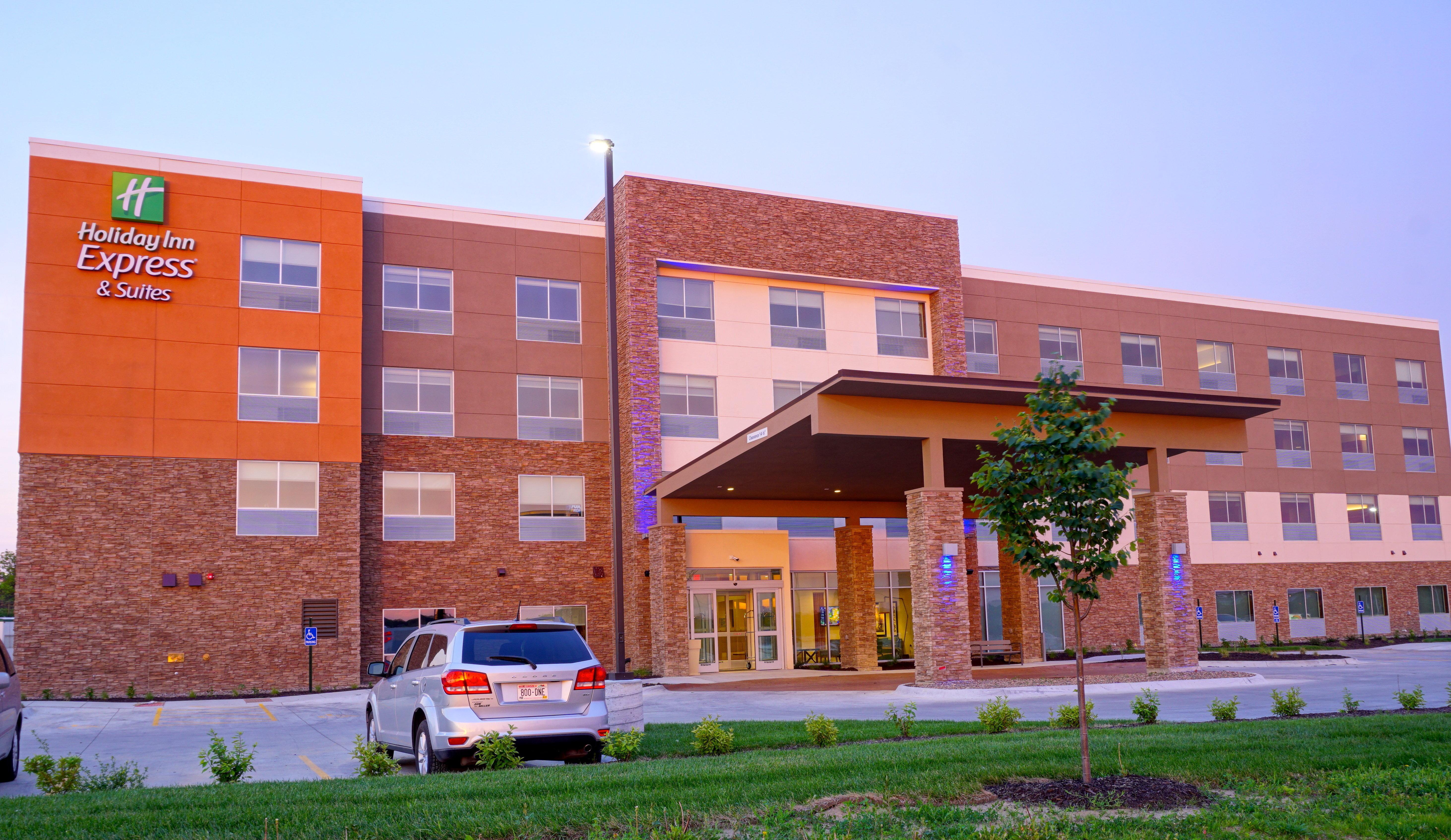 Holiday Inn Express & Suites Omaha - Millard Area By Ihg Екстериор снимка