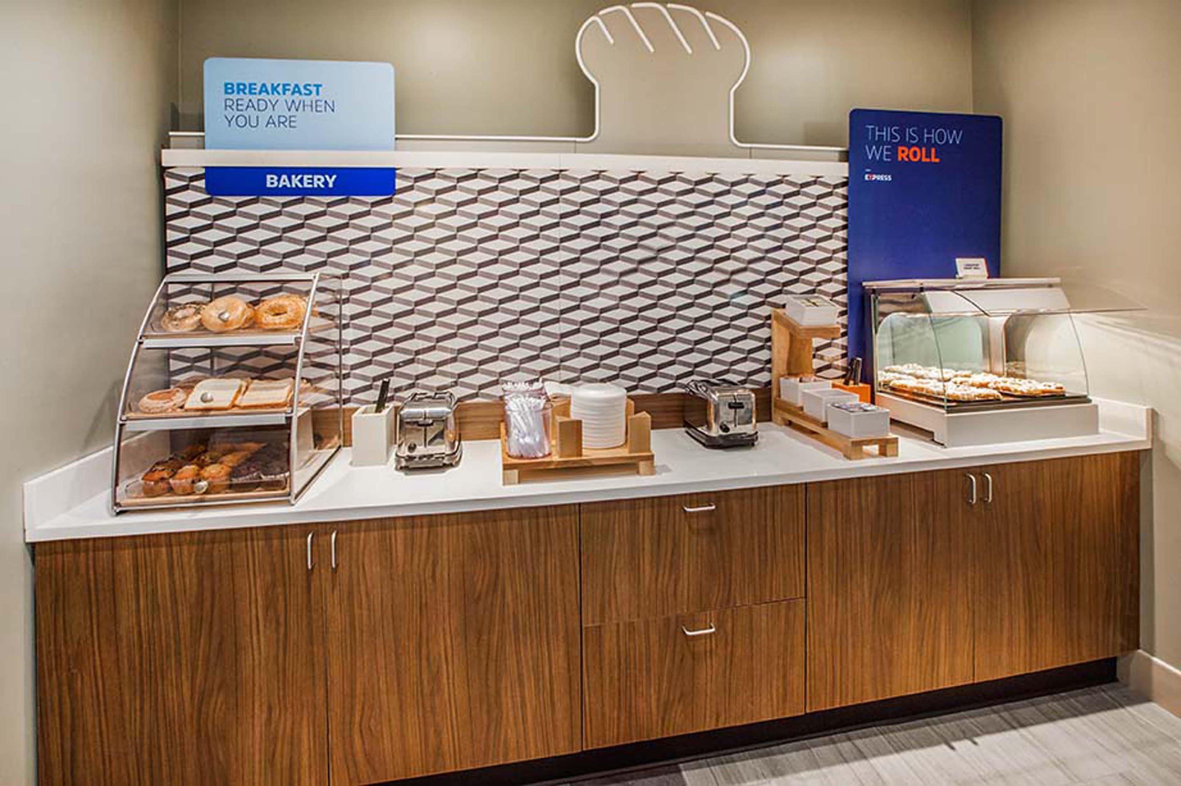 Holiday Inn Express & Suites Omaha - Millard Area By Ihg Екстериор снимка